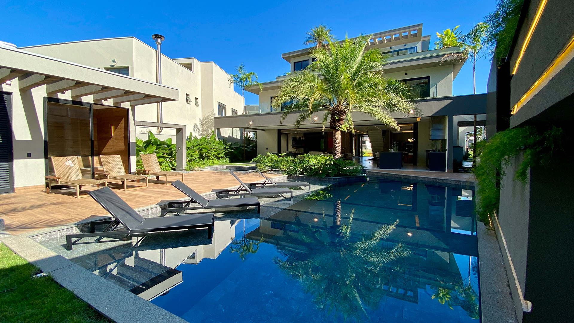 Riviera - Casa magnífica mansão na riviera de são lourenço com 739, 7 dormitórios, 7 suítes, 50m², trazendo amplas e 6 vagas de garagem. Cada detalhe foi cuidadosamente planejado para oferecer conforto e sofisticação, desde os ambientes aconchegantes até a automação de toda a residência. o espaço de lazer inclui uma área de degustação com adega, piscina aquecida com telão, hidromassagem e uma praça do fogo, tudo rodeado por um paisagismo primoroso. uma residência ideal para quem busca privacidade e alto padrão em uma localização especial. Riviera de São Lourenço 